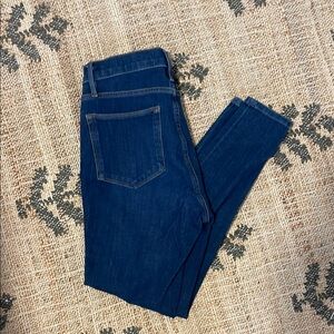 Frame Le High Skinny in Henning